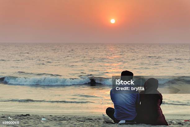 Casal Desfrutar De Um Romântico Pôr Do Sol Sobre A Praia - Fotografias de stock e mais imagens de Editorial