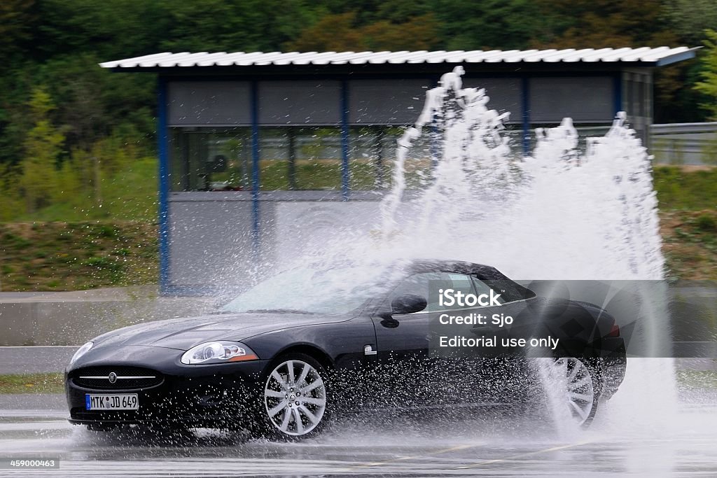 Jaguar XKR Торможение юзом - Стоковые фото Торможение юзом роялти-фри