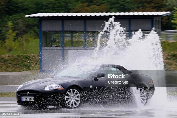 Jaguar Xkr Торможение Юзом — стоковые фотографии и другие картинки Торможение юзом - Торможение юзом, Автомобиль, Вода