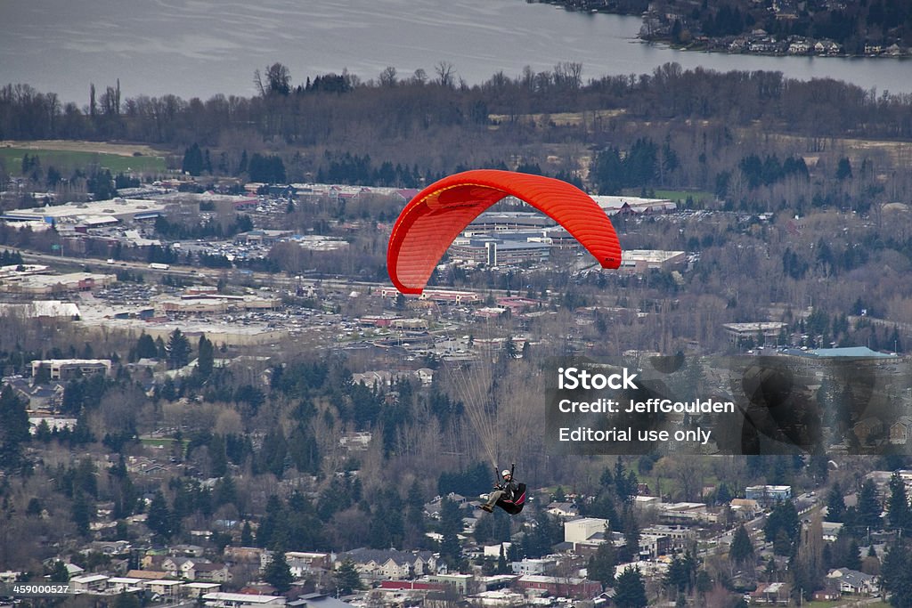 Параглайдер возвышающемся над городом - Стоковые фото Issaquah роялти-фри