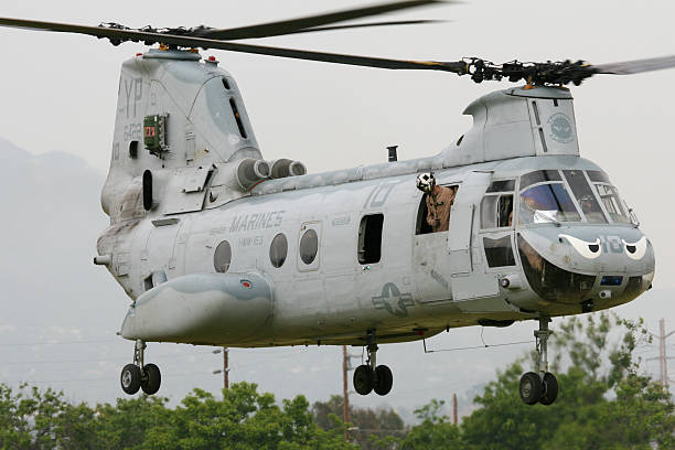 united states marine corps en hélicoptère - helicopter boeing marines military photos et images de collection