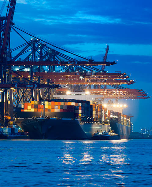 container ship im dock bei nacht - harbor editorial industrial ship container ship stock-fotos und bilder