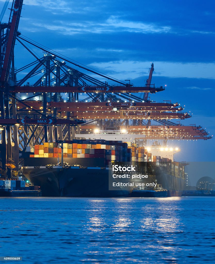 Navio de Contêiner de carga no porto comercial à noite - Foto de stock de Porto - Distrito royalty-free