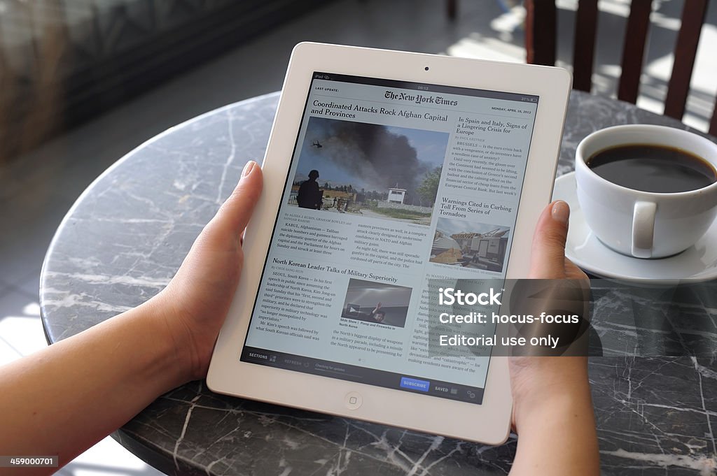 リーティングニュース、iPad 3 - タブレット使用のロイヤリティフリーストックフォト