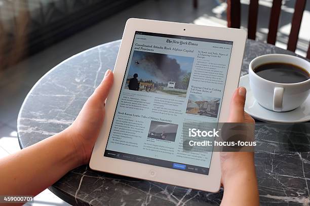 リーティングニュースipad 3 - タブレット使用のストックフォトや画像を多数ご用意 - タブレット使用, ニューヨークタイムズ, iPad