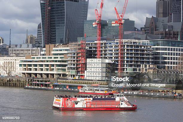 Реки Темзы В Лондоне Англия — стоковые фотографии и другие картинки Fenchurch Street - Fenchurch Street, Overhead Crane, Pride - LGBTQI Event