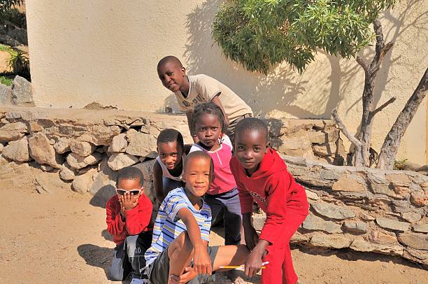 luderitz crianças posando - luderitz city - fotografias e filmes do acervo