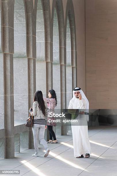 Hombre Árabe En El Museo De Arte De Doha Islámica Foto de stock y más banco de imágenes de Adulto - Adulto, Aire libre, Arabesco - Estilo