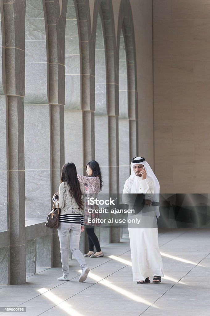 Uomo arabo al Museo di arte islamica in Doha - Foto stock royalty-free di Ad Dawhah