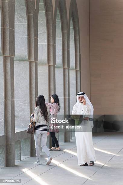 Uomo Arabo Al Museo Di Arte Islamica In Doha - Fotografie stock e altre immagini di Ad Dawhah - Ad Dawhah, Adulto, Affari