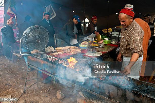 Foto de Churrasco No Mercado De Alimentos Azrou África Em Marrocos e mais fotos de stock de Comida