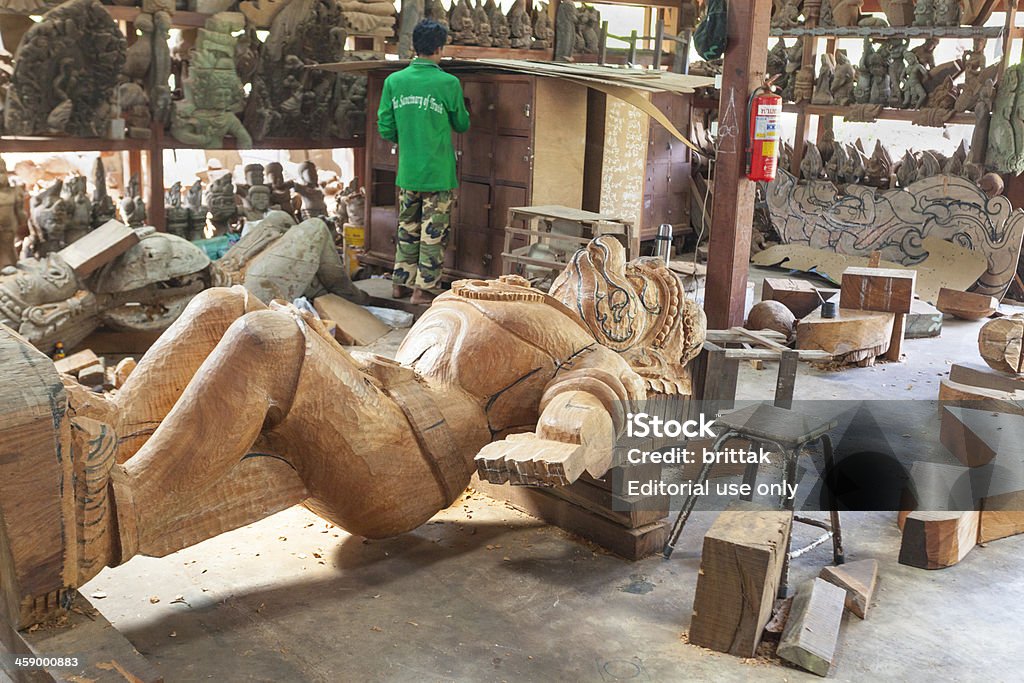 Woodcarver fora do santuário da verdade na Tailândia. - Foto de stock de Adulto royalty-free