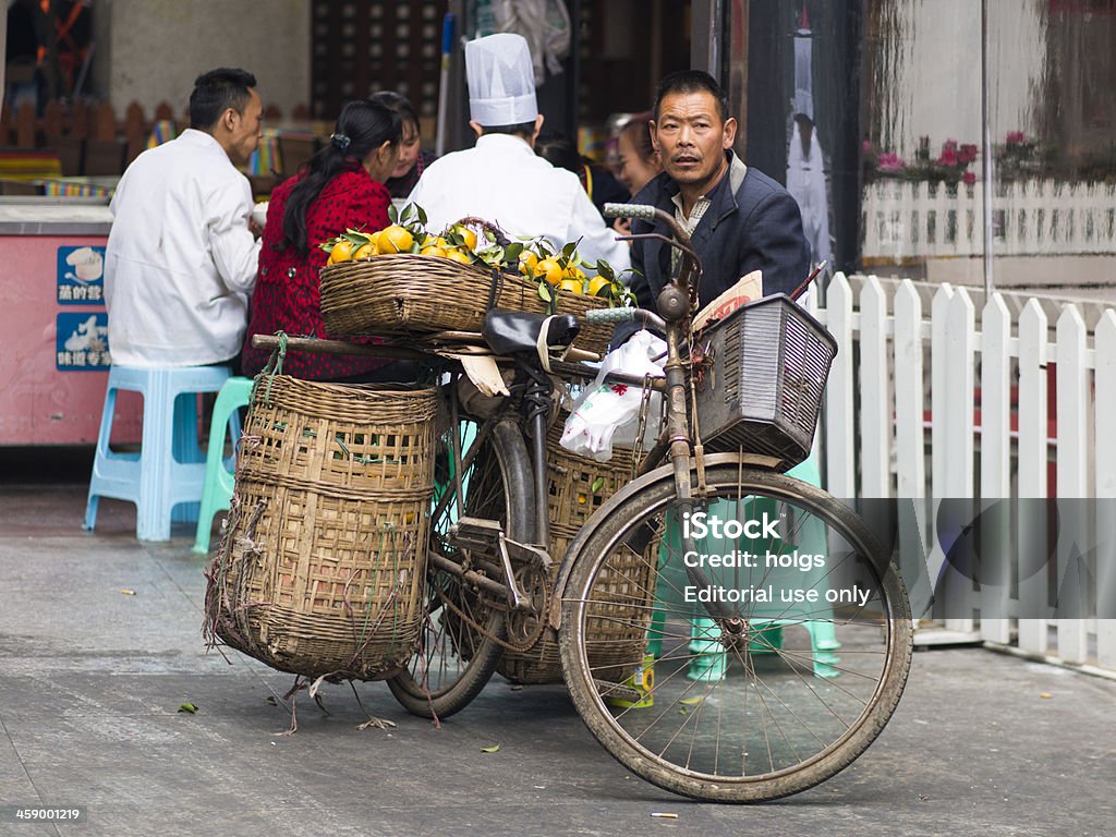 自転車フルーツのブース、成都、中国 - アジアおよびインド民族のロイヤリティフリーストックフォト