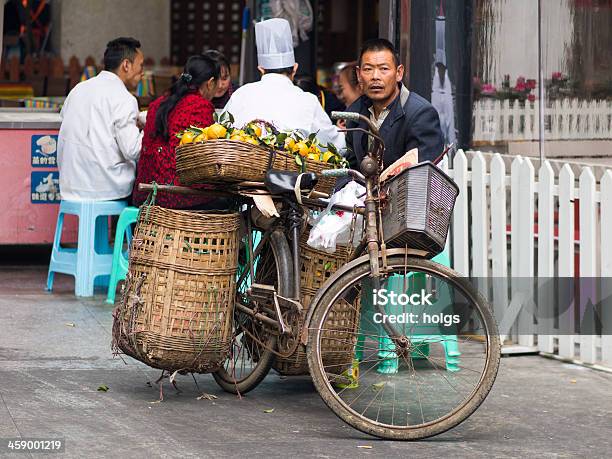 自転車フルーツのブース成都中国 - アジアおよびインド民族のストックフォトや画像を多数ご用意 - アジアおよびインド民族, 男性, 電動自転車