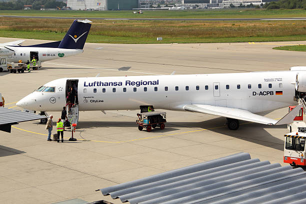 aeroporto de friedrichshafen - crj 700 imagens e fotografias de stock