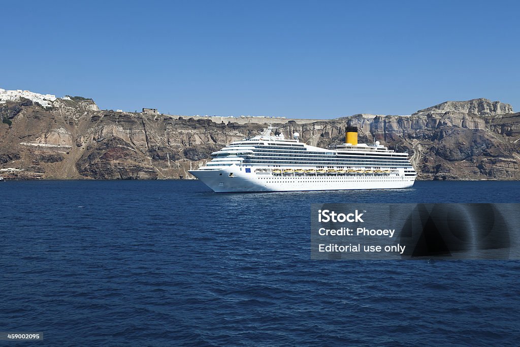 Navio de cruzeiro perto de Santorini - Foto de stock de Grécia royalty-free