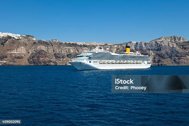 Foto de Navio De Cruzeiro Perto De Santorini e mais fotos de stock de Grécia - Grécia, Navio cruzeiro, Atividade Recreativa