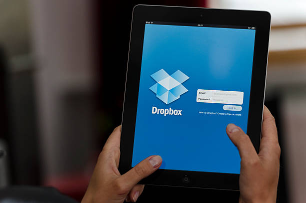 ipad urządzenie z aplikacji dropbox - ipad apple computers digital tablet editorial zdjęcia i obrazy z banku zdjęć