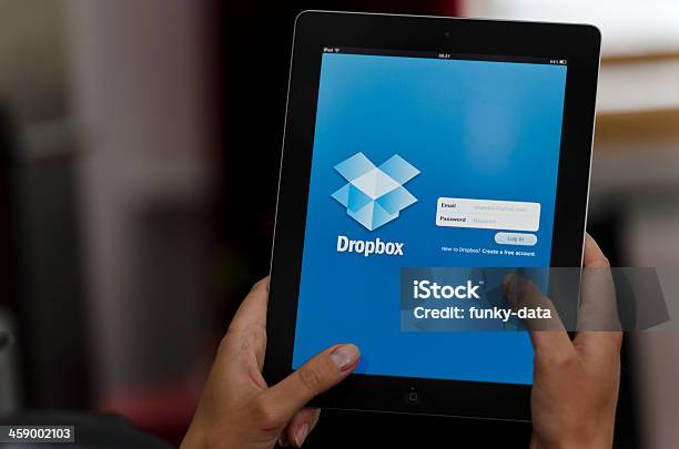 Ipad Dispositivo Com A Aplicação Dropbox - Fotografias de stock e mais imagens de Dropbox - Dropbox, Tablet digital, Aplicação móvel