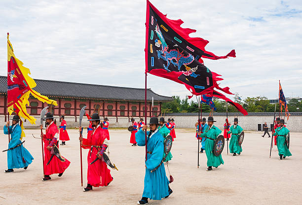 corea del sud-seul palazzo gyeongbokgung antica guardia prestazioni - seoul honor guard horizontal front view foto e immagini stock