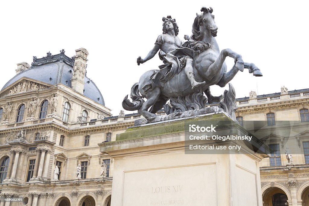 승마 황후상 Louis XIV at 루브르 코트야드, 파리. - 로열티 프리 루브르 박물관 스톡 사진