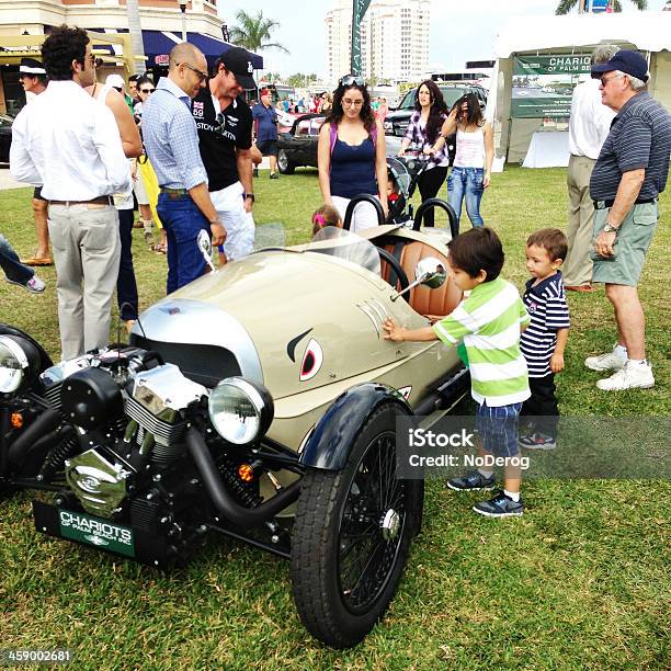 Chłopcy Zainteresowany Samochodu Wyścigowego - zdjęcia stockowe i więcej obrazów Aston Martin - Aston Martin, Mężczyźni, Samochód sportowy