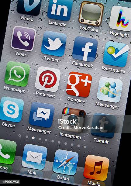 Pinterest Und Socialmediaapps Auf Iphone 4s Stockfoto und mehr Bilder von Autokorrekturfilter - Autokorrekturfilter, Apple Computer, Berührungsbildschirm