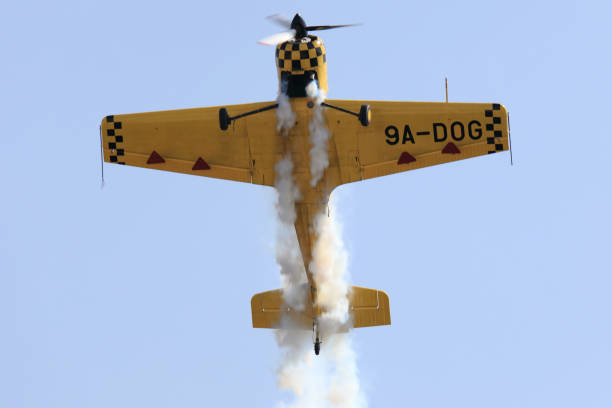 akrobacji samolotu w akcji - stunt stunt plane airplane small zdjęcia i obrazy z banku zdjęć