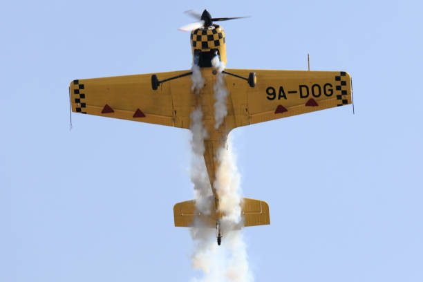 acrobatas avião em ação - stunt stunt plane airplane small - fotografias e filmes do acervo
