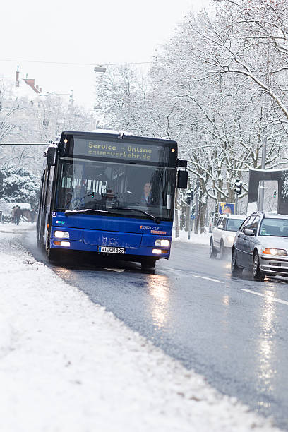 servicio público vehículo de eswe wiesbaden - public transportation winter bus front view fotografías e imágenes de stock