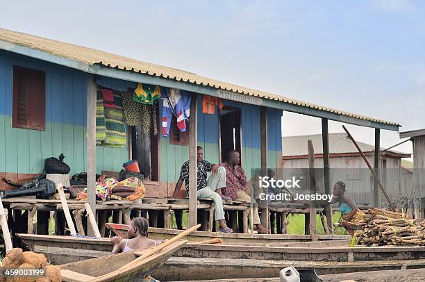 Ganvié Família Na Varanda - Fotografias de stock e mais imagens de Cotonou - Cotonou, Adulto, Alpendre