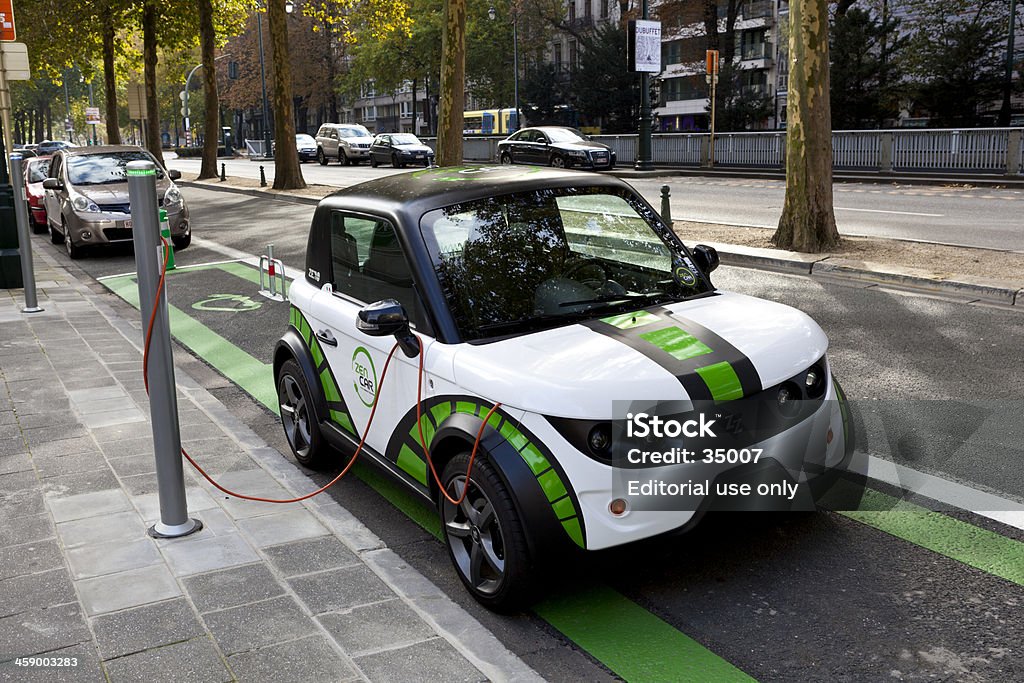 Recarga electric car - Foto de stock de Electrónica libre de derechos