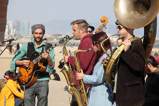 Músicos de rua na Praia de Barceloneta - foto de acervo