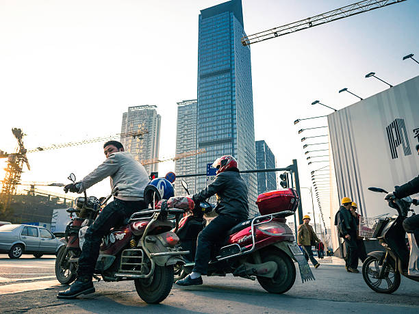 미흡함 in 중국 - financial street chengdu people manual worker 뉴스 사진 이미지