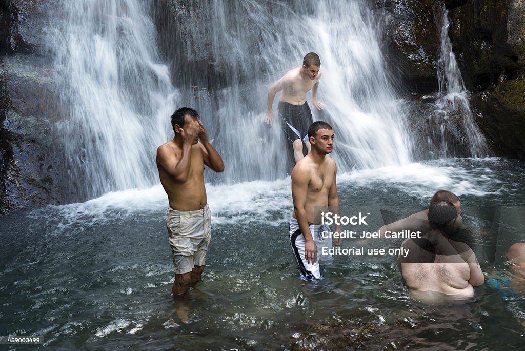 Refrescarse en cascada en Puerto Rico. - Foto de stock de Hombres libre de derechos