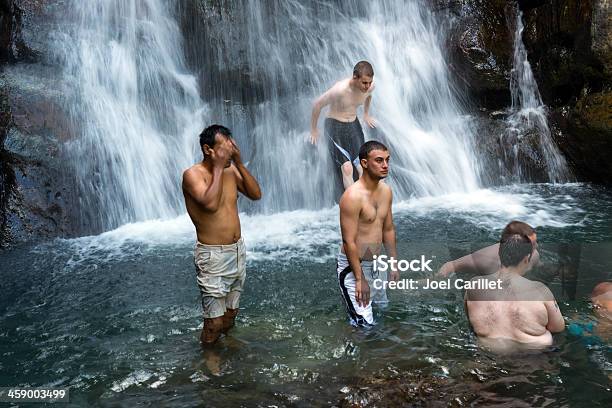 Refrescarse En Cascada En Puerto Rico Foto de stock y más banco de imágenes de Hombres - Hombres, Puerto Rico, Sólo hombres