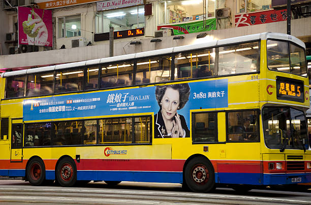 margaret thatcher auf hong kong straßenbahn - hong kong billboard asia china stock-fotos und bilder