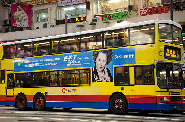 margaret thatcher sur hong kong le tramway - margaret thatcher photos et images de collection