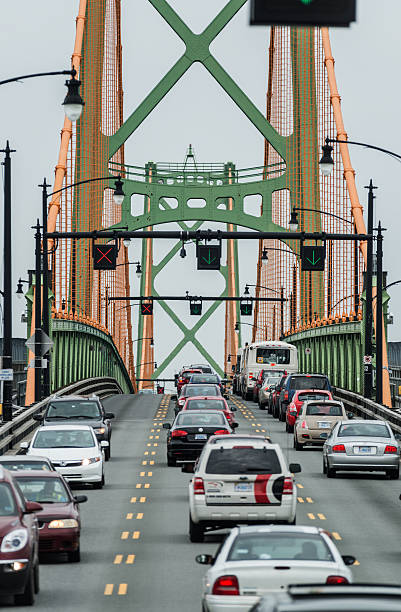 angus l. pont macdonald - halifax nova scotia vertical traffic photos et images de collection