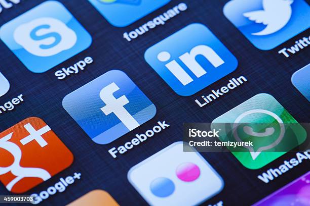 Foto de Aplicativos De Mídia Social Em Apple Iphone 4 e mais fotos de stock de Rede social - Rede social, LinkedIn, Mídia social baseada em imagem