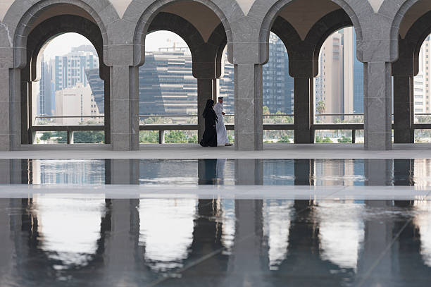 árabe homem, mulher no museu de arte islâmica doha - museum of islamic art doha - fotografias e filmes do acervo