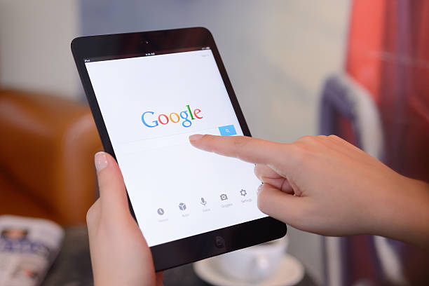 google on ipad mini - sökmotor bildbanksfoton och bilder