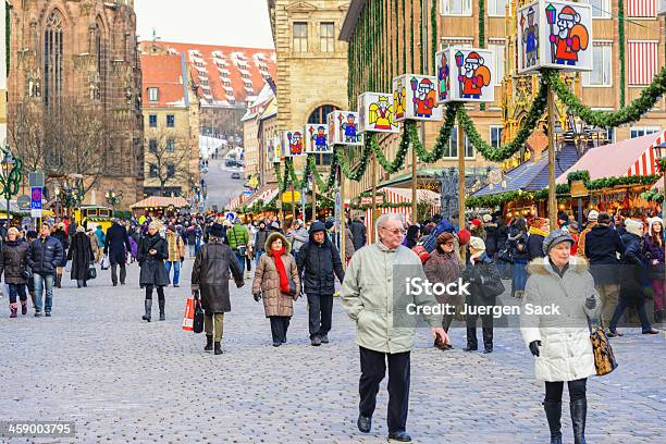 Boże Narodzenie Zakupy W Nürnberg - zdjęcia stockowe i więcej obrazów Jarmark Bożonarodzeniowy - Jarmark Bożonarodzeniowy, Norymberga, Altstadt - Norymberga