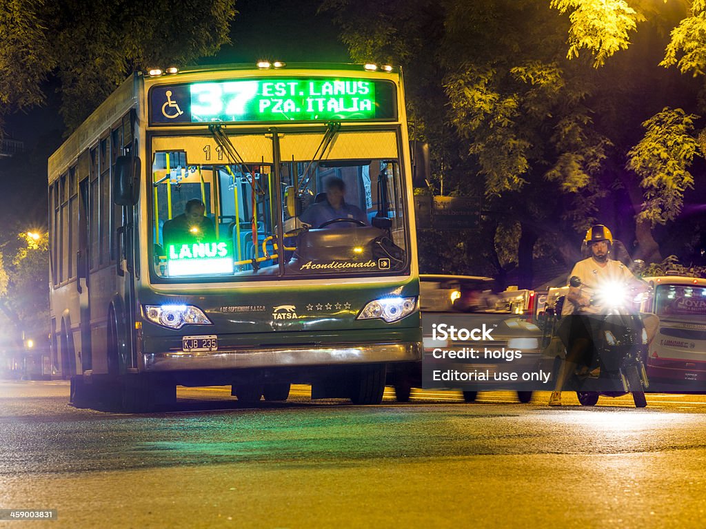 Автобус и мотоцикл на перекрестке, Буэнос-Айрес, Аргентина - Стоковые фото Автобус роялти-фри