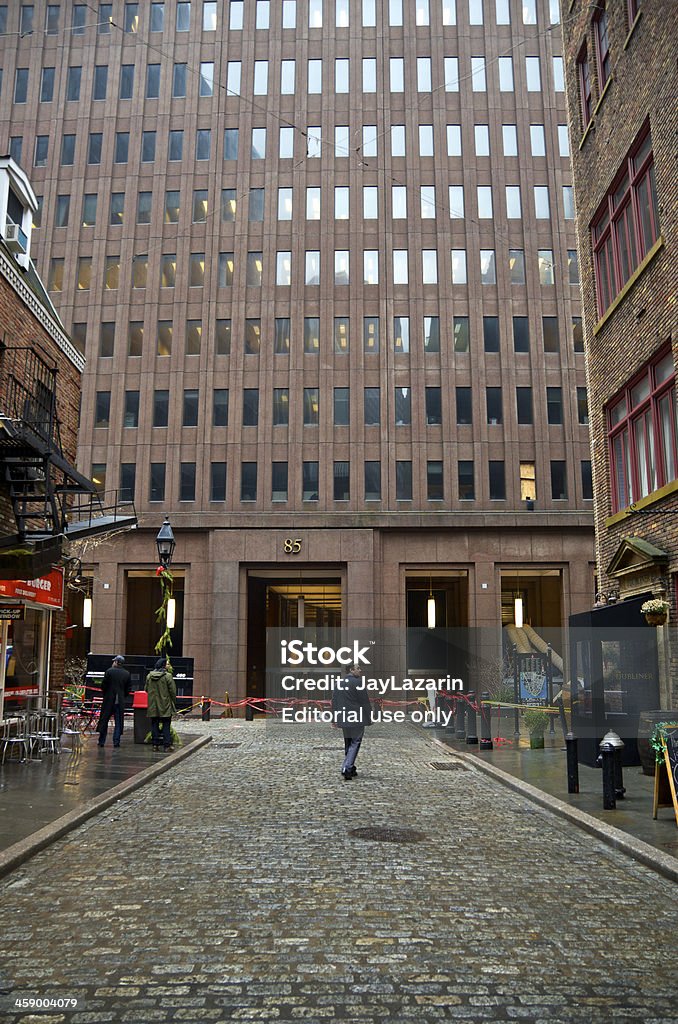 Hommes Taille naine d'office building, du quartier des finances de Manhattan, à New York - Photo de Adulte libre de droits