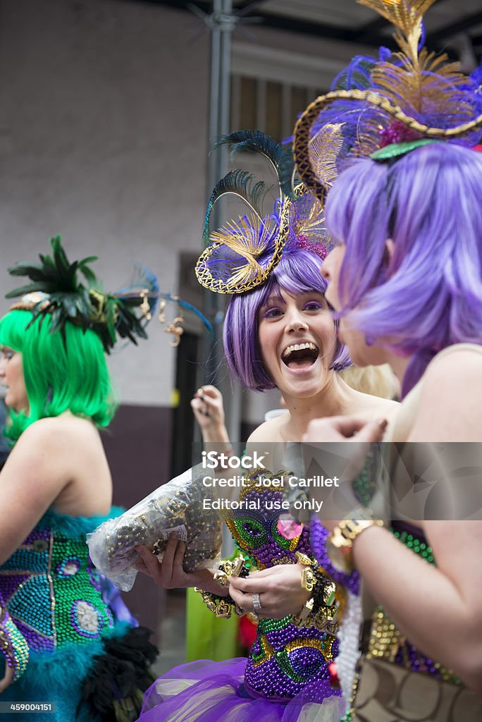 Femmes s'amusant à la fête du Mardi Gras à la Nouvelle-Orléans - Photo de Sourire libre de droits