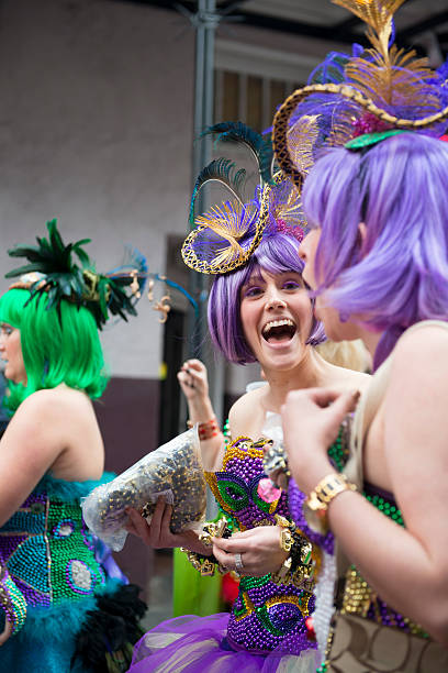 garotas se divertindo no mardi gras em nova orleans - laughing street party carnival beauty - fotografias e filmes do acervo