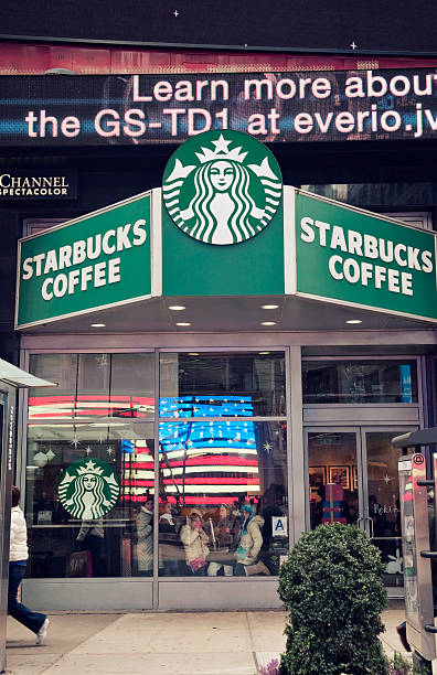 магазин кофе «starbucks» в нью-йорке - photography starbucks flag sign стоковые фото и изображения