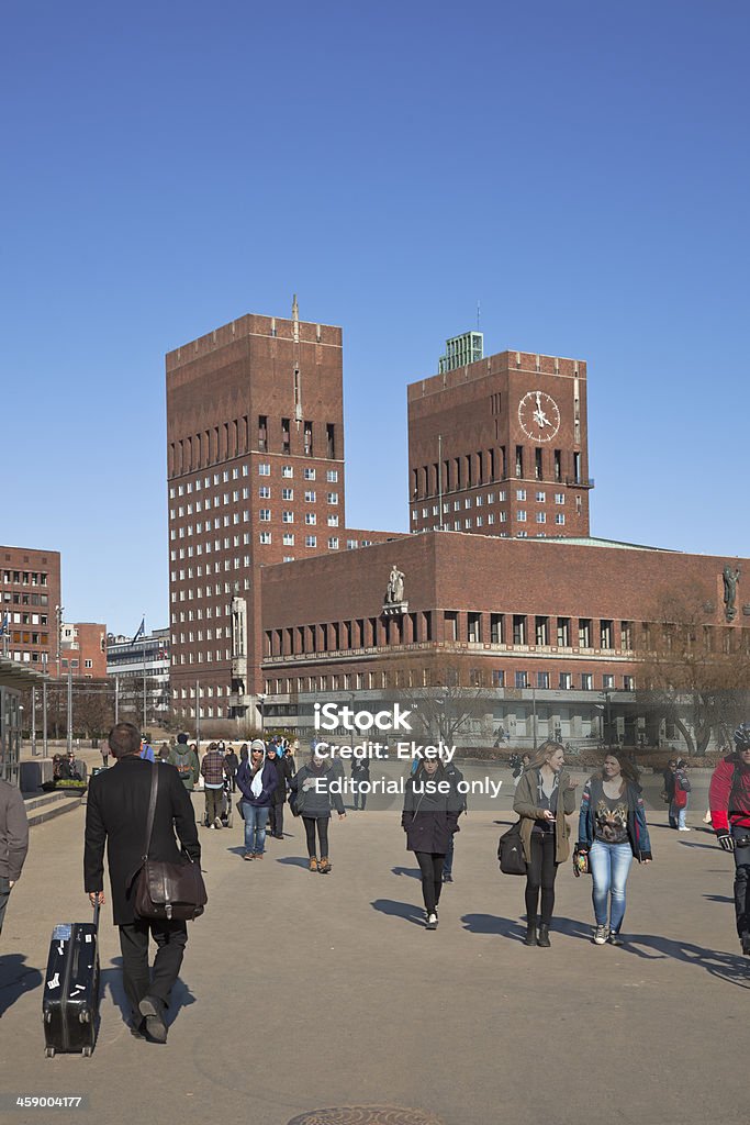 Giovani studenti davanti di Oslo City Hall. - Foto stock royalty-free di Aprile