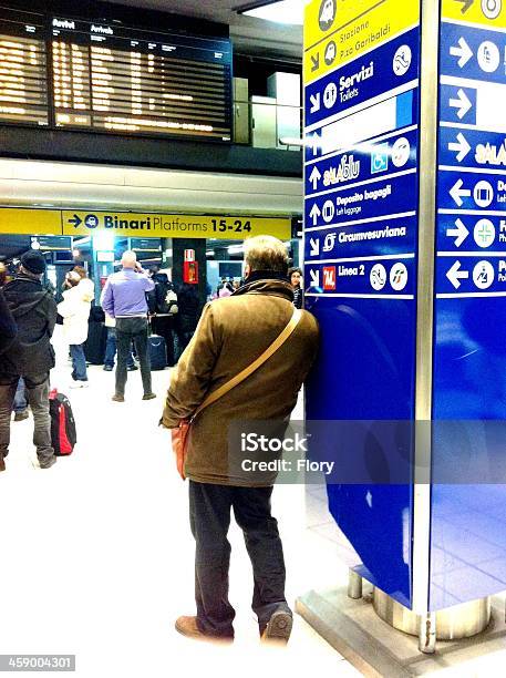 Esperando En La Estación De Tren Foto de stock y más banco de imágenes de Color - Tipo de imagen - Color - Tipo de imagen, Descansar, Dispositivo de información móvil